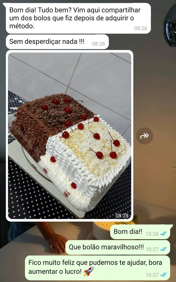 Cliente mostra bolo feito com o método, sem desperdiçar nada